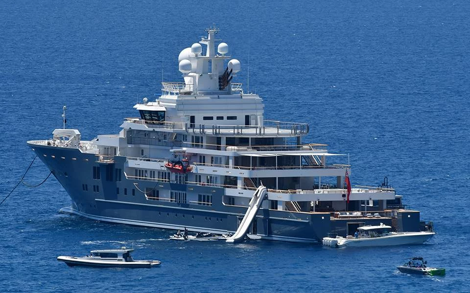 Το υπερπολυτελές σκάφος του Ζούκερμπεργκ στο Φάληρο (εικόνες)